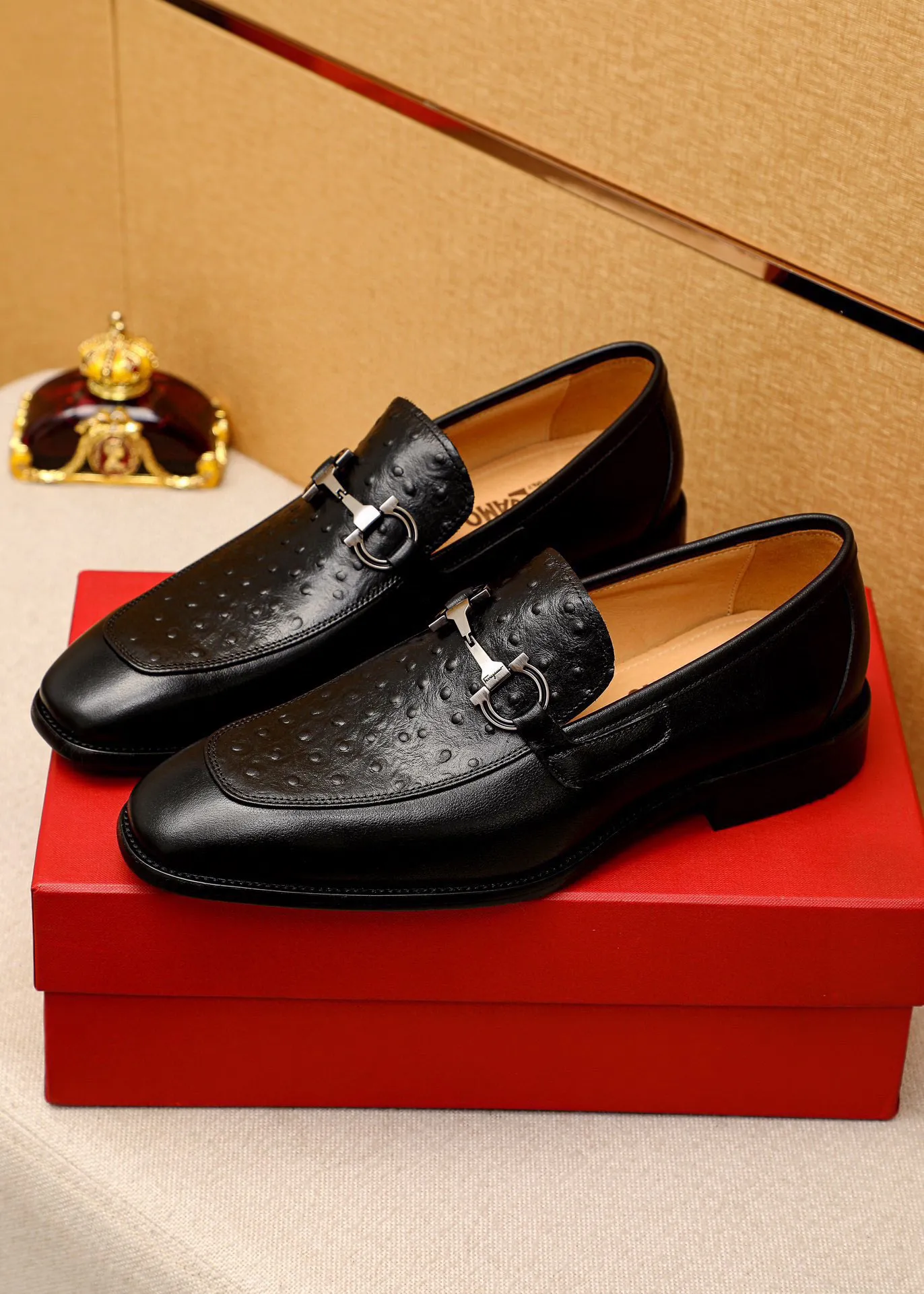 Men's shoes 💰460 💐 Product trademark: Ferragamo "Ferragamo" casual leather shoes Regular size: 38-44 (custom-made for 45🉑️) Product materials: Selected imported first-layer calfskin embossed upper + original hardware buckle, imported water-dyed cowhide leather lining. Strong three-dimensional visual effect, combined outsole Color: 1⃣️color optional